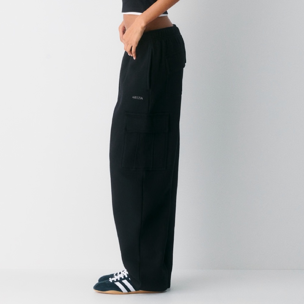 ARITZIA BLACK CARGO SWEATPANTS